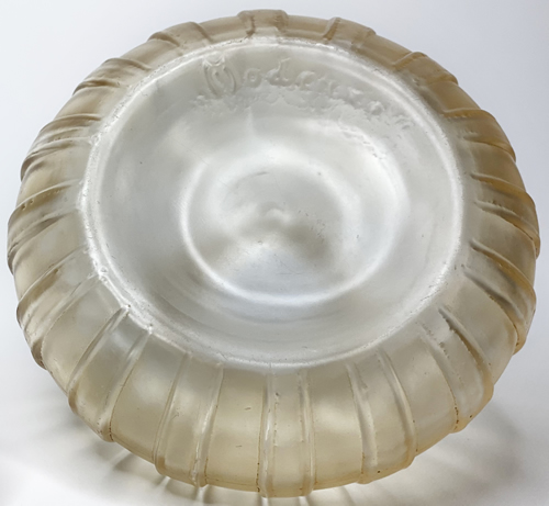 A Cotes Bouchon Papillons Perfume Bottle Underside Close Copy Showing Concave Bottom