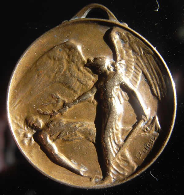 R. Lalique Aux Heros Belges Pendant
