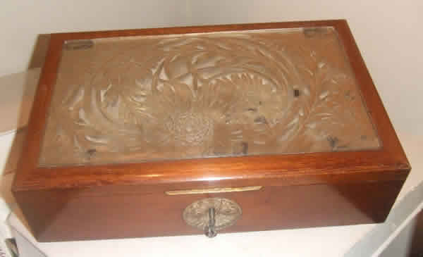 R. Lalique Chrysanthemes Box