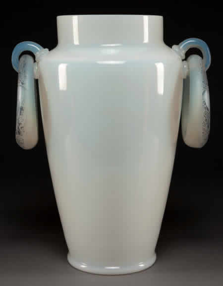 R. Lalique Deux Anneaux Pigeons Vase