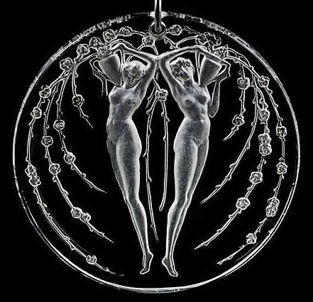 R. Lalique Deux Figurines Et Fleurs Pendant