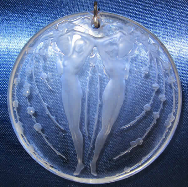 R. Lalique Deux Figurines Et Fleurs Pendant