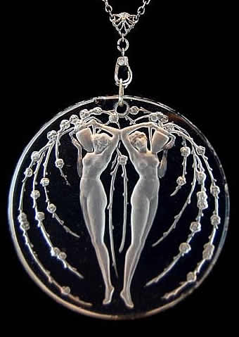 R. Lalique Deux Figurines Et Fleurs Pendant