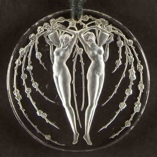 R. Lalique Deux Figurines Et Fleurs Pendant