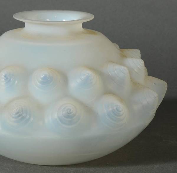 R. Lalique Dordogne Vase