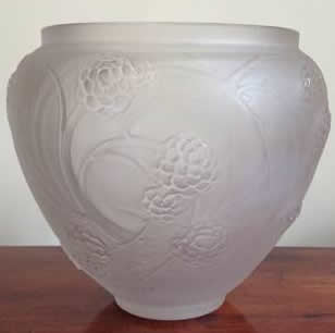 R. Lalique Nefliers Vase