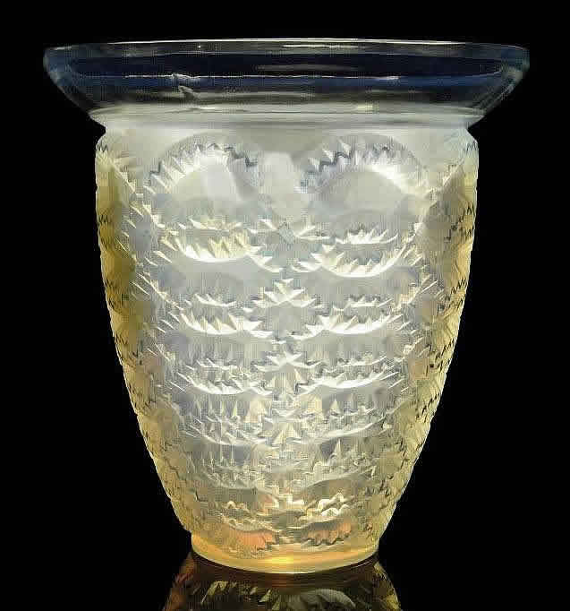 R. Lalique Guirlandes Vase