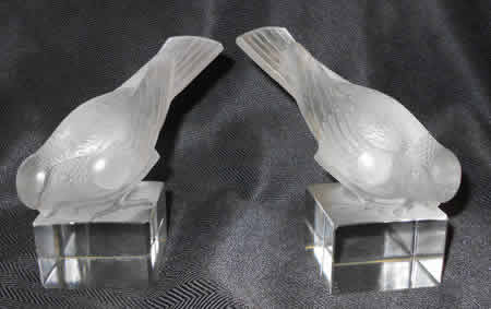 R. Lalique Moineau Sur Socle Ailes Croisees Paperweight