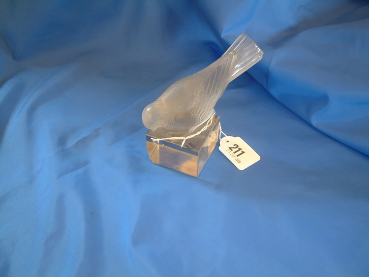 R. Lalique Moineau Sur Socle Ailes Fermees Paperweight