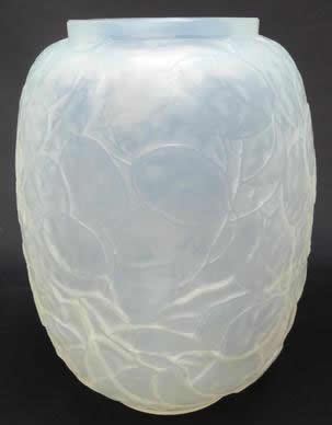 R. Lalique Monnaie Du Pape Vase