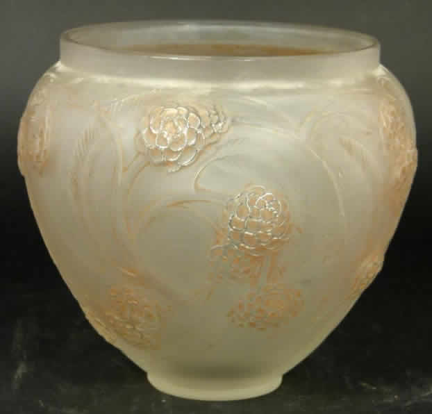 R. Lalique Nefliers Vase