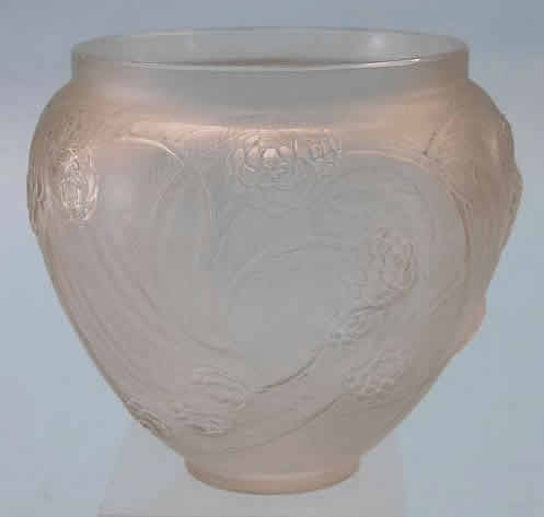 R. Lalique Nefliers Vase