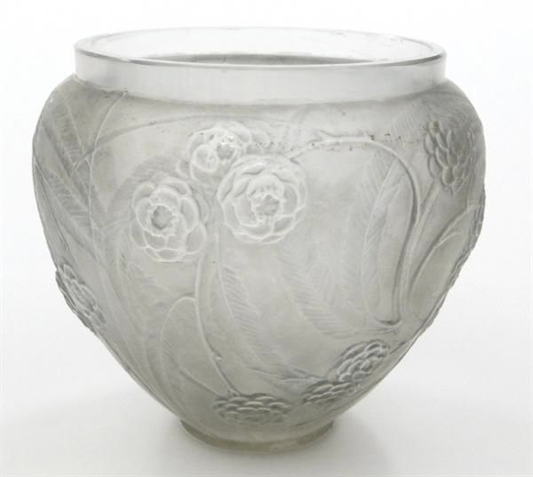 R. Lalique Nefliers Vase