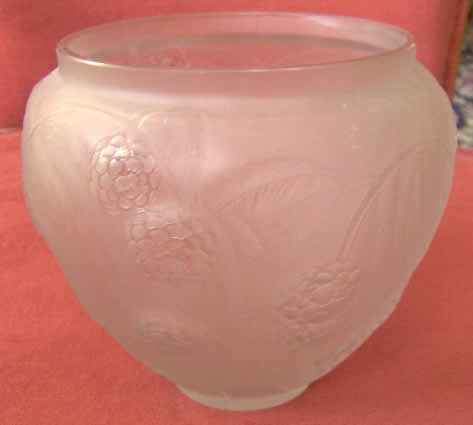 R. Lalique Nefliers Vase