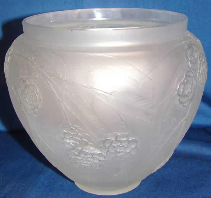 R. Lalique Nefliers Vase