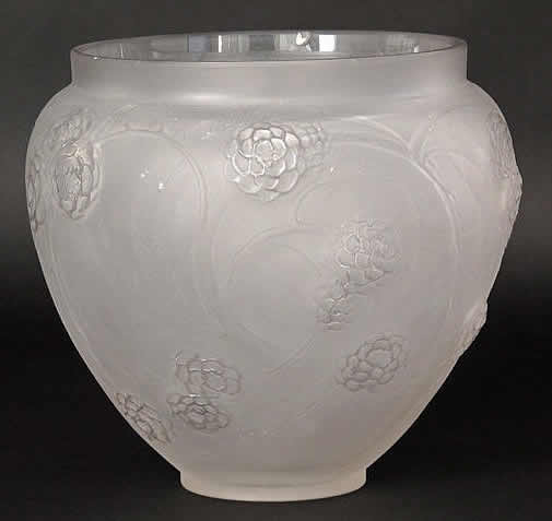 R. Lalique Nefliers Vase