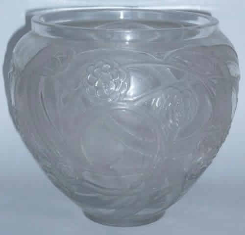 R. Lalique Nefliers Vase