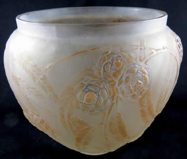 R. Lalique Nefliers Vase