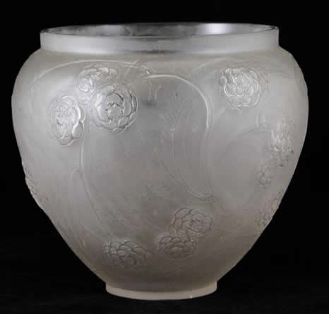 R. Lalique Nefliers Vase