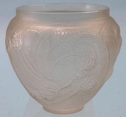 R. Lalique Nefliers Vase