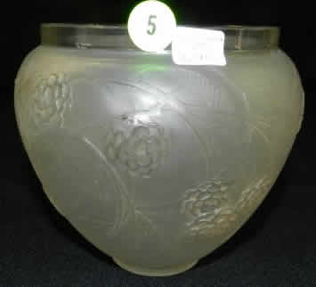 R. Lalique Nefliers Vase