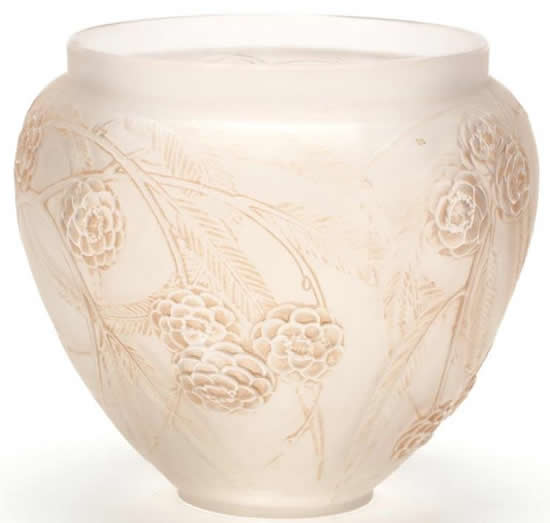 R. Lalique Nefliers Vase