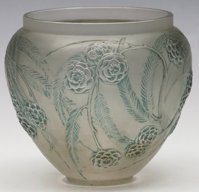 R. Lalique Nefliers Vase
