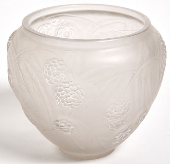 R. Lalique Nefliers Vase