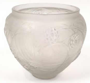 R. Lalique Nefliers Vase
