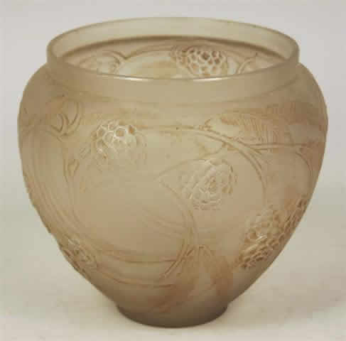 R. Lalique Nefliers Vase
