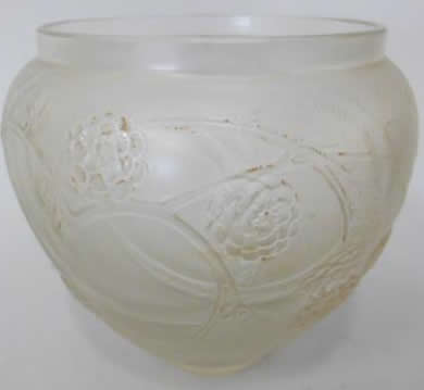 R. Lalique Nefliers Vase