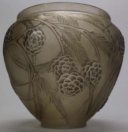 R. Lalique Nefliers Vase