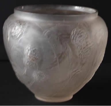 R. Lalique Nefliers Vase