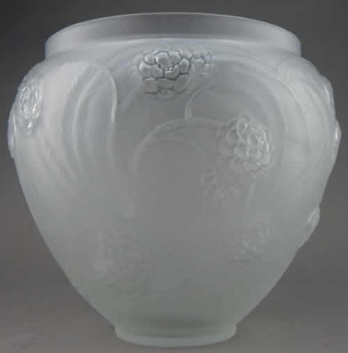 R. Lalique Nefliers Vase