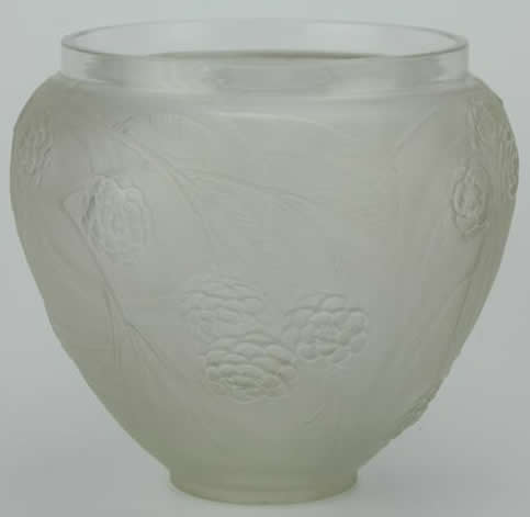 R. Lalique Nefliers Vase