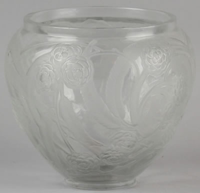 R. Lalique Nefliers Vase