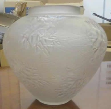 R. Lalique Nefliers Vase