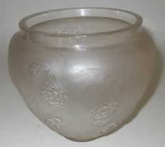 R. Lalique Nefliers Vase