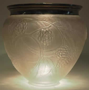 R. Lalique Nefliers Vase