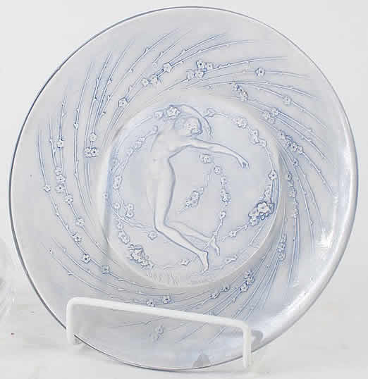 R. Lalique Une Figurine Et Fleurs Plate
