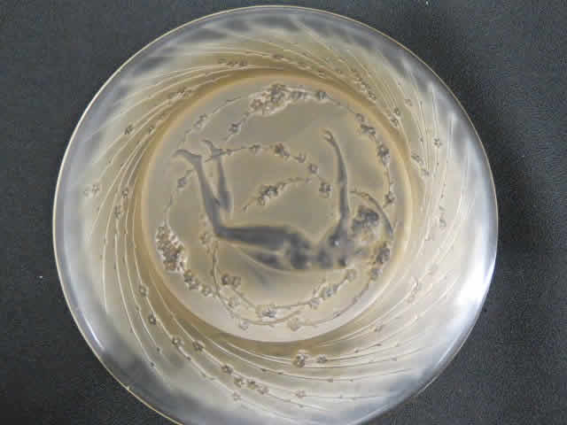 R. Lalique Une Figurine Et Fleurs Plate