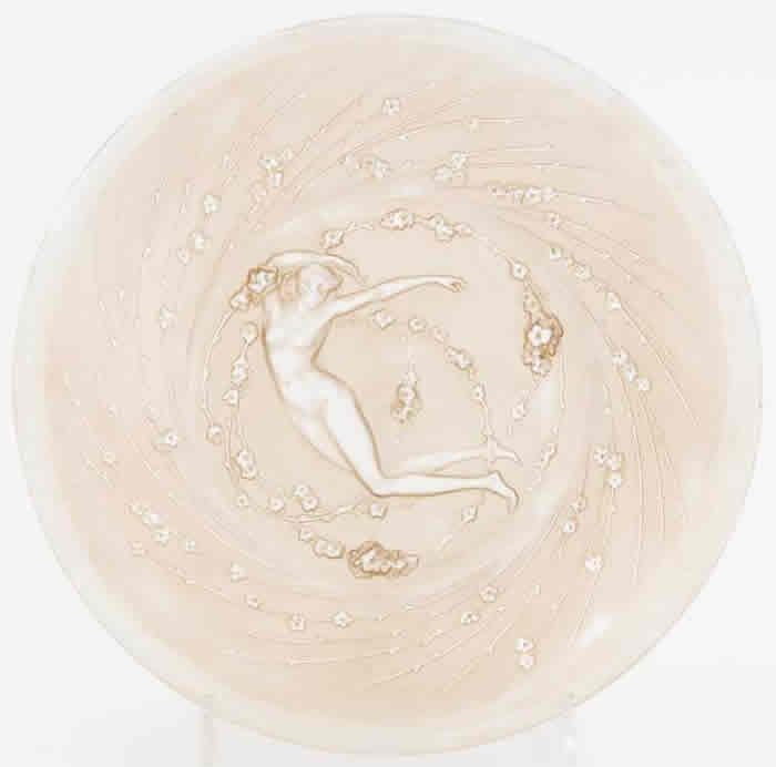 R. Lalique Une Figurine Et Fleurs Plate