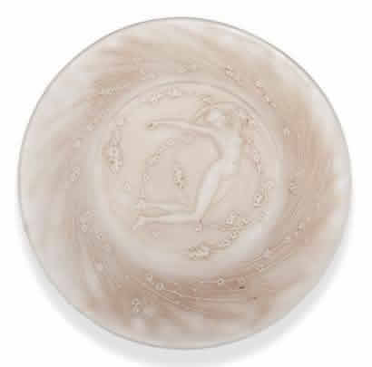 R. Lalique Une Figurine Et Fleurs Plate