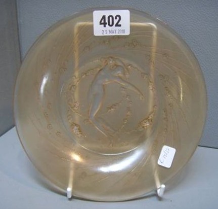 R. Lalique Une Figurine Et Fleurs Plate