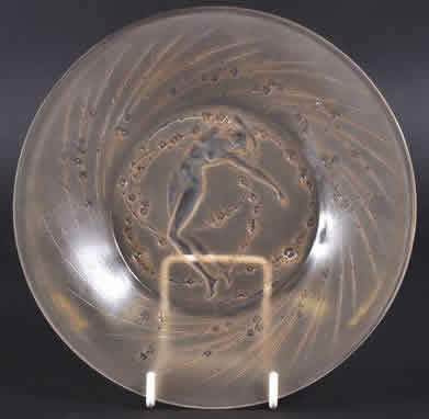 R. Lalique Une Figurine Et Fleurs Plate