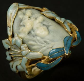 R. Lalique Visage Entoure Par Des Fleurs Ring