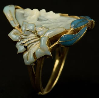 R. Lalique Visage Entoure Par Des Fleurs Ring