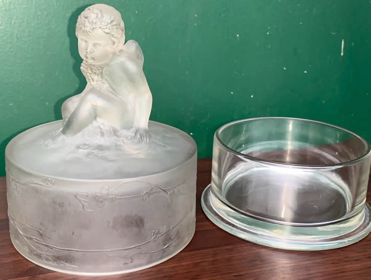 R. Lalique Amour Assis Box