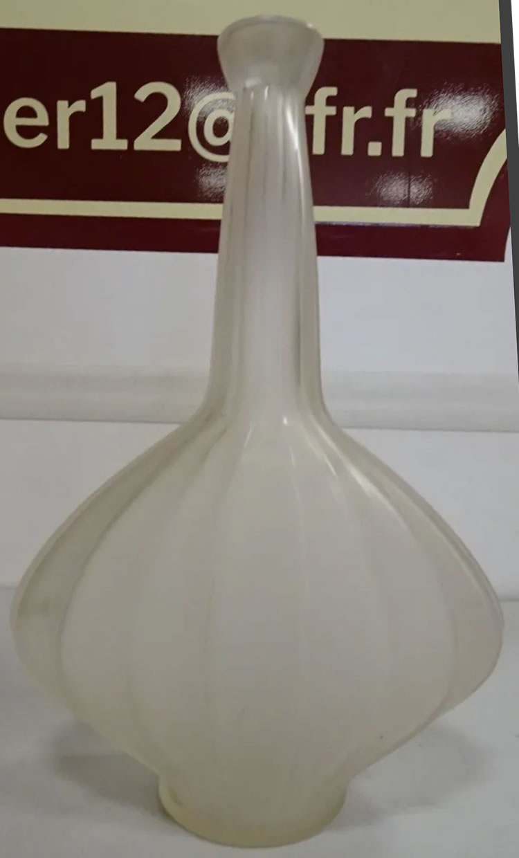 R. Lalique Cotes Plates Decanter