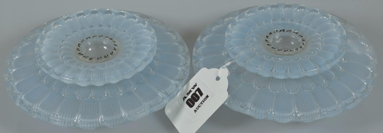 R. Lalique Dahlia Candleholder